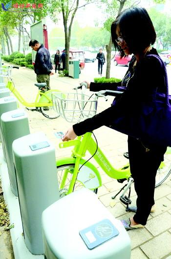 市民在站點刷卡取車。記者 殷夢