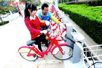 工作人員指導市民取車。記者 張馳