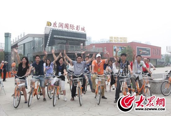 采訪團記者做好準備體驗公共自行車。 記者 郭豪 攝。